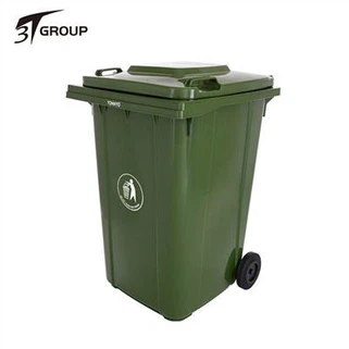 سلة المهملات البلاستيكية الكبيرة في الهواء الطلق